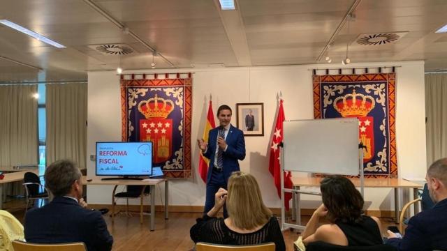 El portavoz del PSOE en la Asamblea de Madrid, Juan Lobato, presenta su plan fiscal para la región.