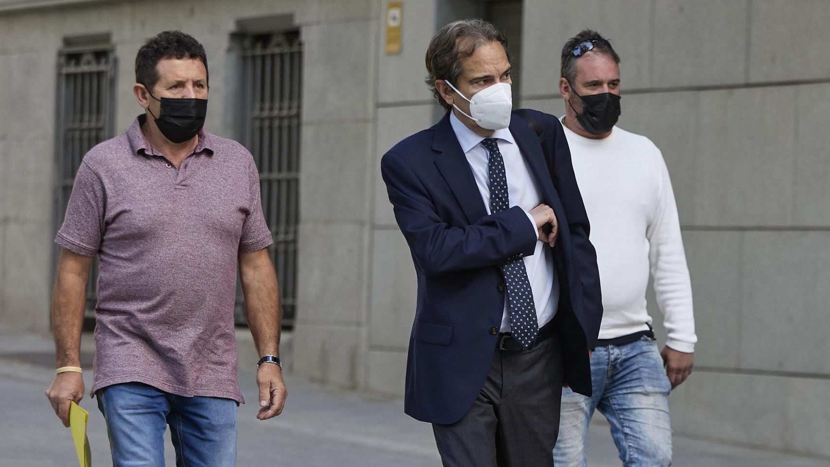 Juan Padín, de morado; junto a su sobrino, de blanco.