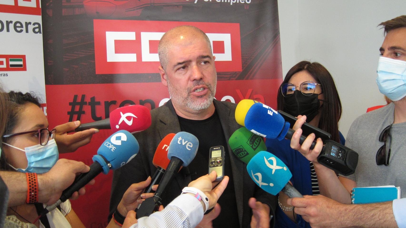 El secretario confederal de CCOO, Unai Sordo, en declaraciones a los medios en Badajoz