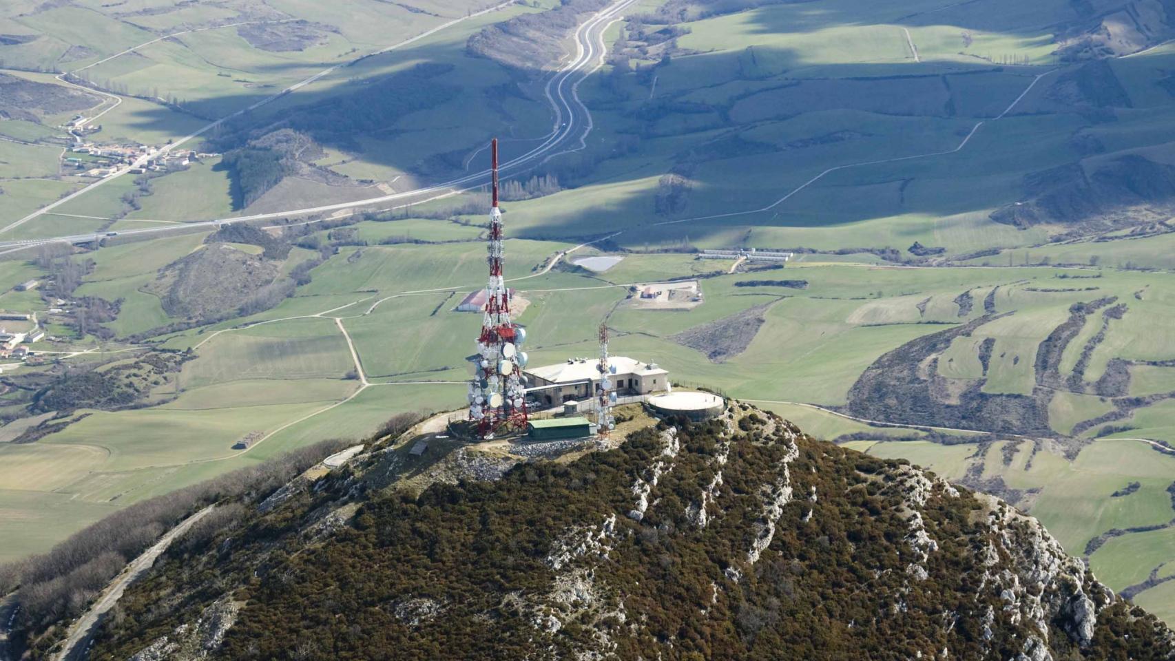 Torre de telecomunicaciones de Cellnex en la localidad de Monreal