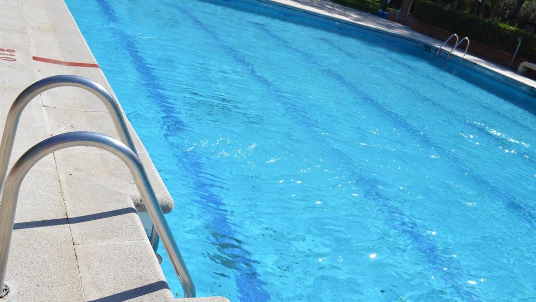 Una piscina.