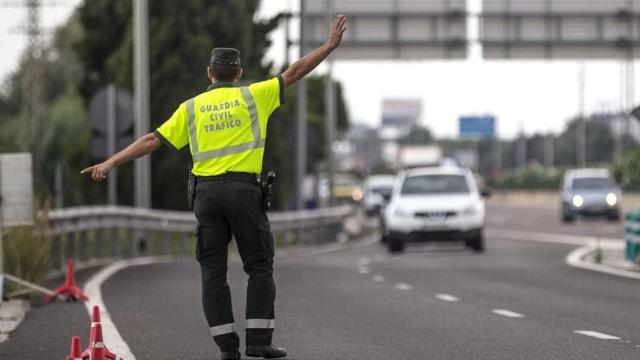 Un agente de tráfico controlando las carreteras.