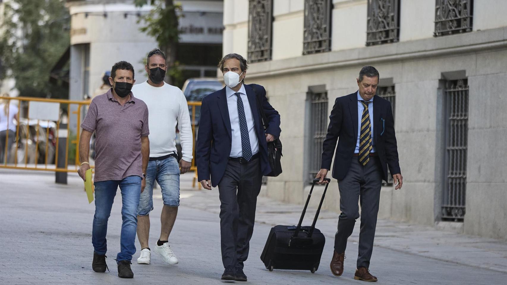 El patrón del Villa de Pitanxo, Juan Padín (i-morado), y su sobrino, Eduardo Rial (c-blanco), a su llegada a declarar a la Audiencia Nacional.