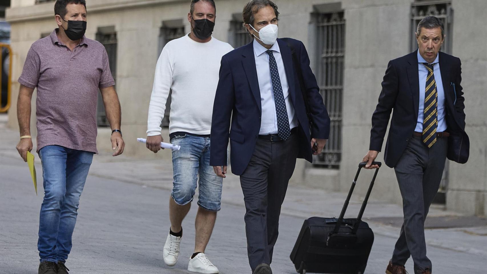 El patrón del ‘Villa de Pitanxo’, Juan Padín (i-morado), y su sobrino, Eduardo Rial (c-blanco), a su llegada a declarar a la Audiencia Nacional.