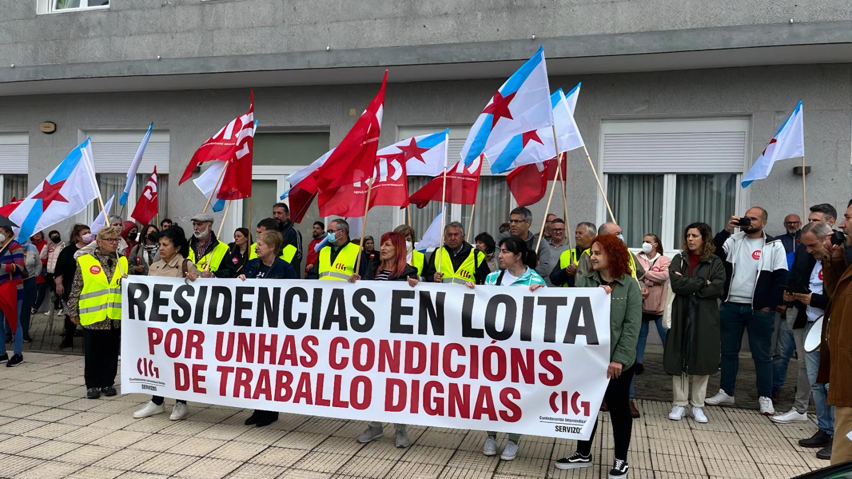 Trabajadores de residencias se concentran a las puertas del centro de Pazos de Borbén.