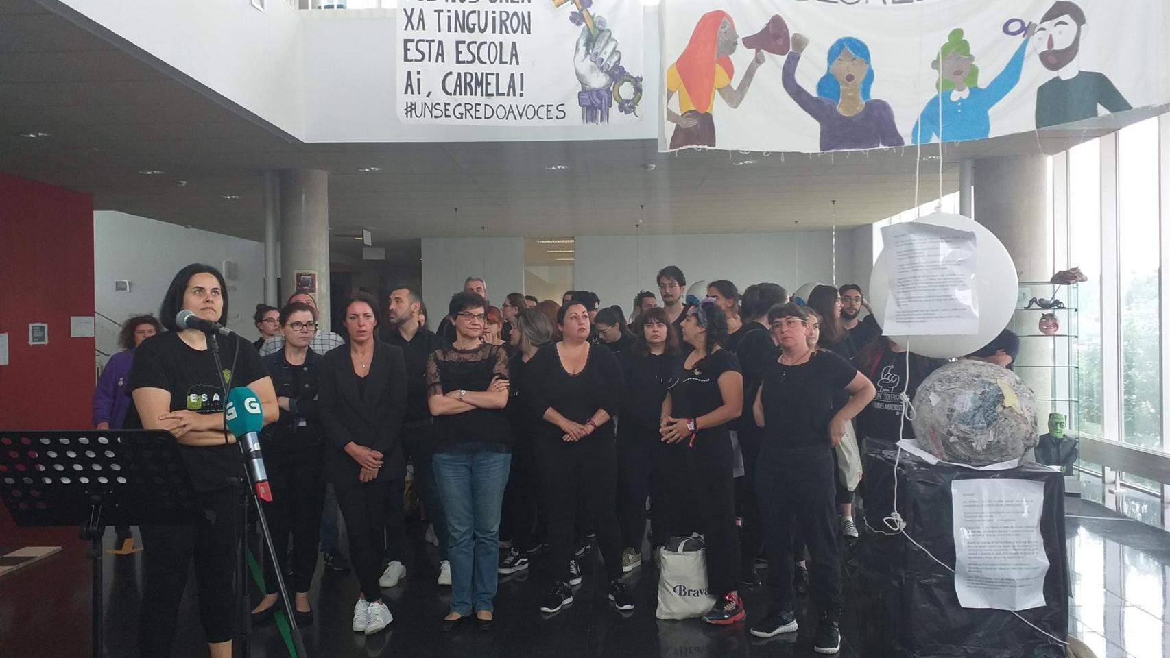 Concentración en la ESAD Vigo en apoyo a las estudiantes.