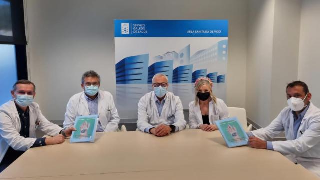 Los doctores Javier Yáñez y Manuel Castro, junto con el jefe del servicio de Traumatología, Roberto Casal,  en la presentación del libro a la gerencia del Área Sanitaria de Vigo.