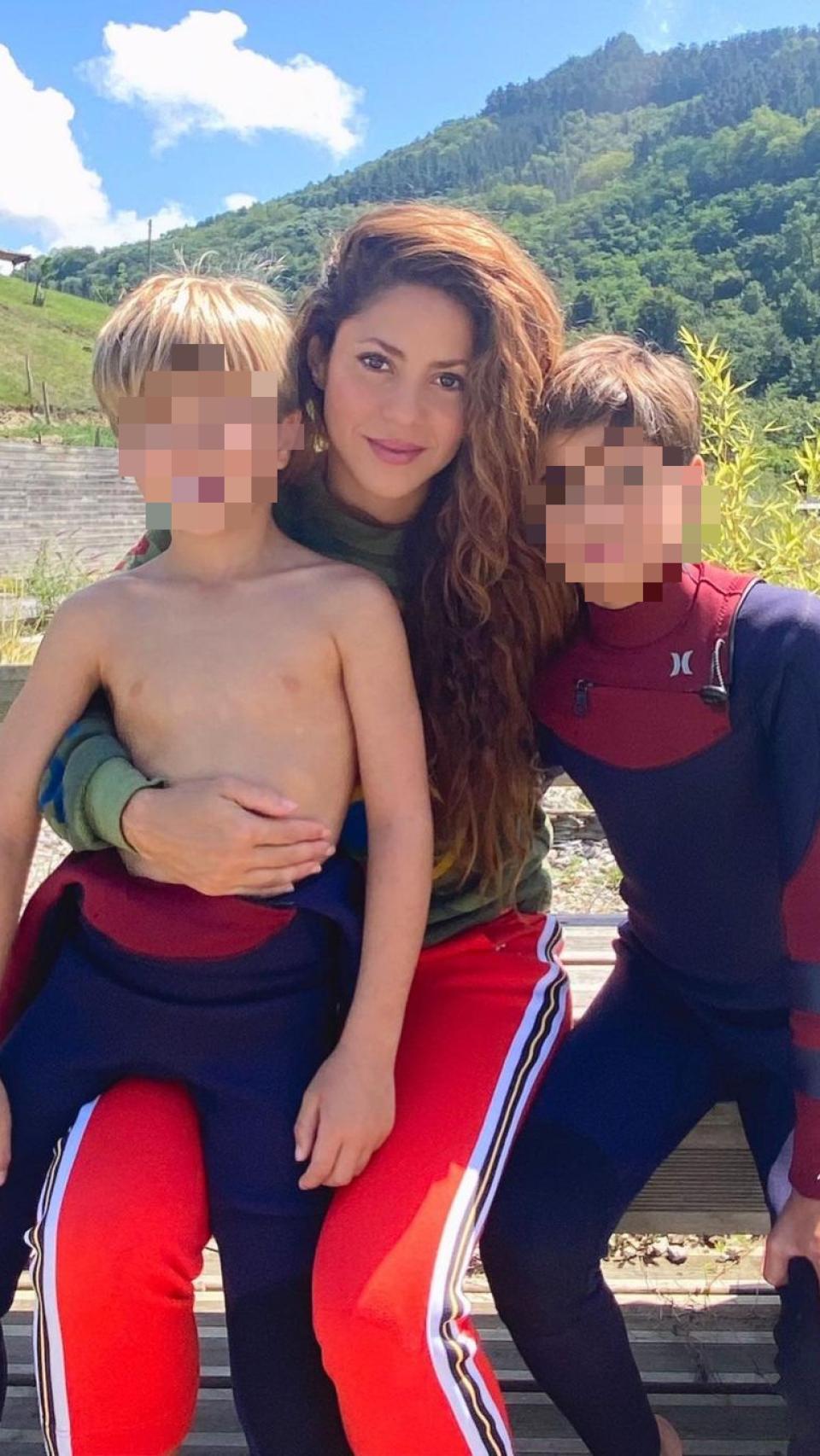 Shakira, junto a sus hijos Sasha y Milan, en una imagen de sus redes sociales.
