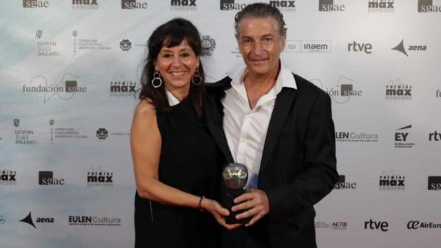 Representantes del Teatro del Soho, con el galardón.