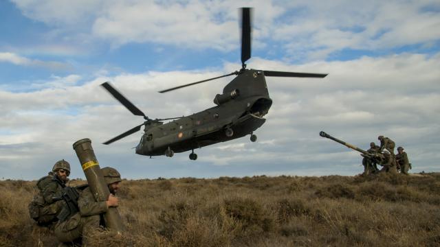 Chinook junto con soldados del Ejército de Tierra