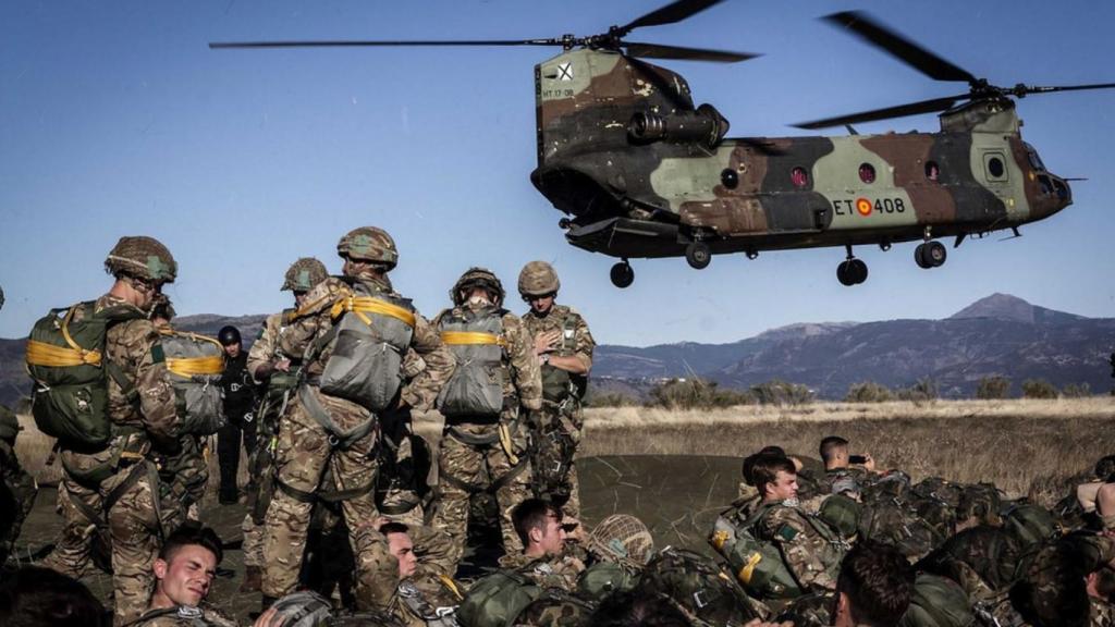 Chinook junto a la tropa