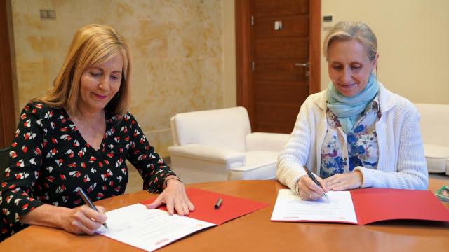 La rectora de la Universidad Pontificia de Salamanca (UPSA), Mirian de las Mercedes Cortés Diéguez, y la secretaria de Formación de la Federación de la Enseñanza de CCOO, María Teresa Ortega Vázquez