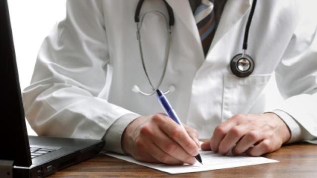 Una trabajadora sanitaria atiende a una mujer.