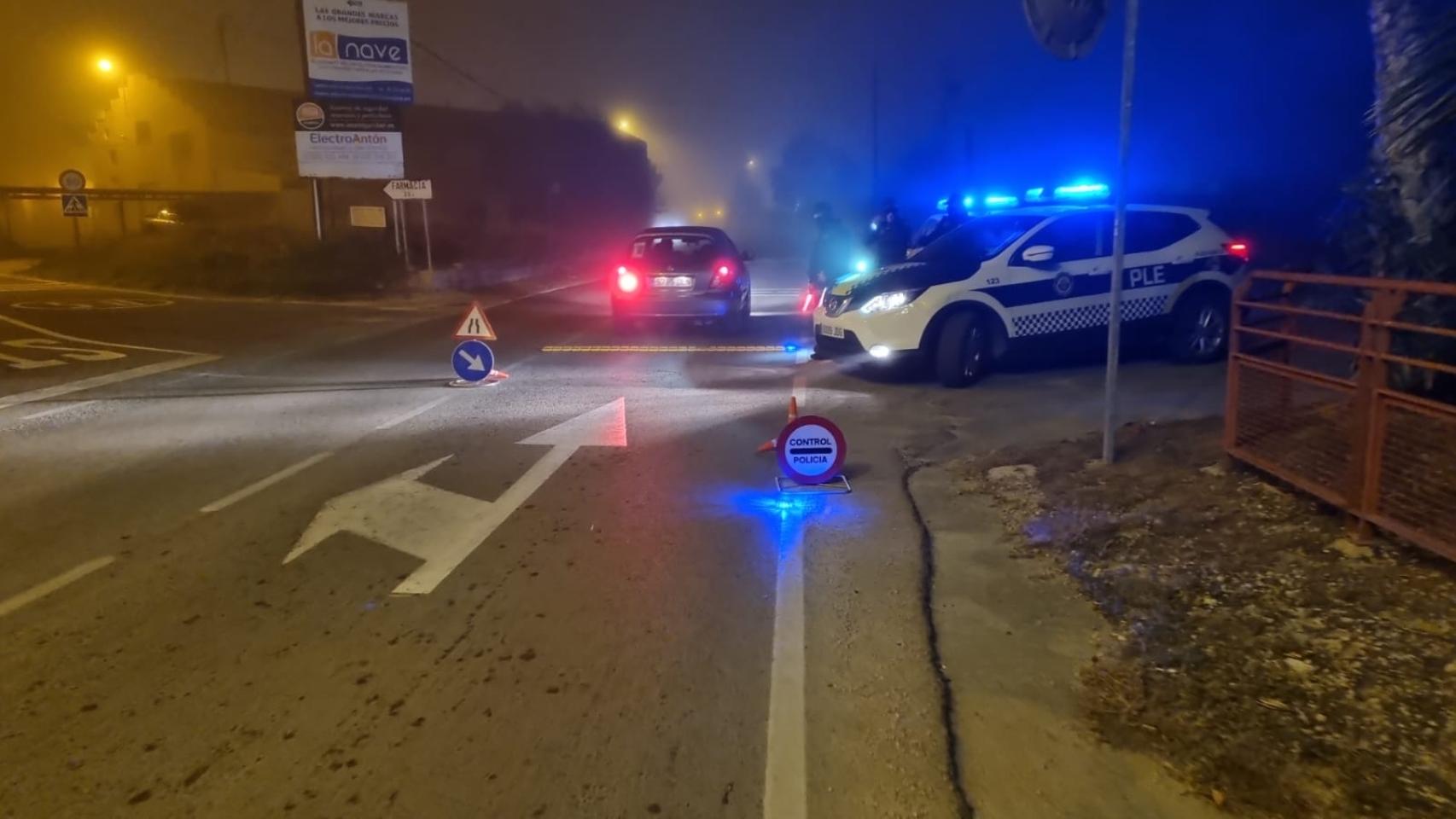 Imagen de archivo de la Policía Local en un control en Atzavares (Elche).