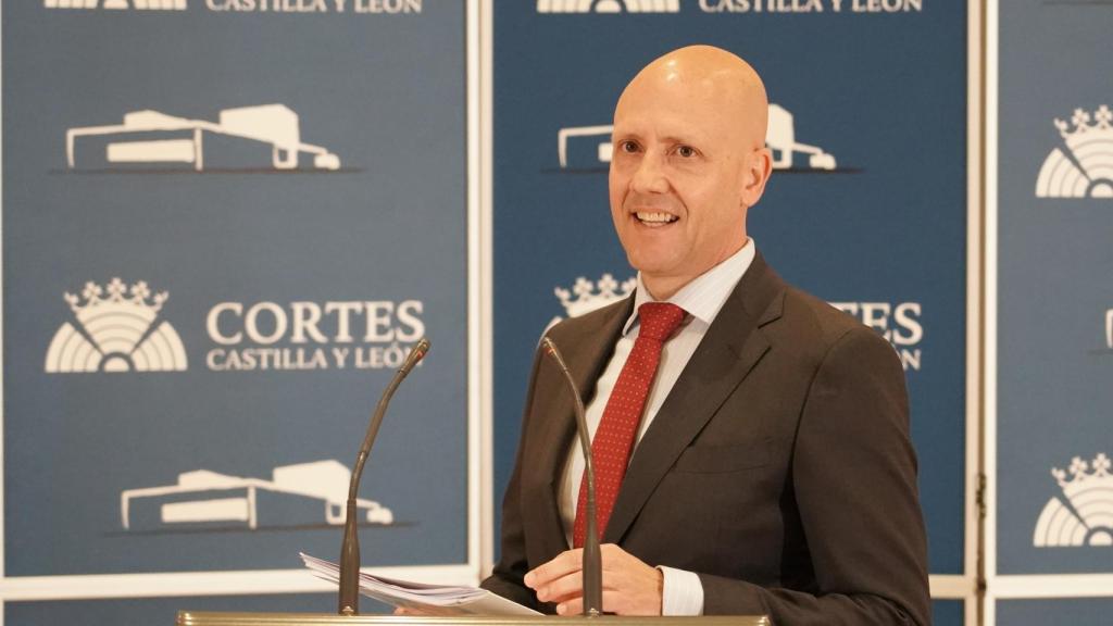 El portavoz de Vox en las Cortes, Carlos Menéndez, durante la rueda de prensa de este martes en la Cámara.