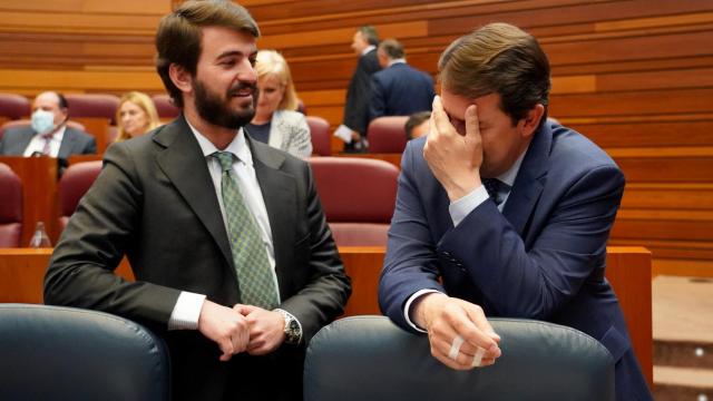 Mañueco se lleva las manos a la cara junto a García Gallardo en imagen de archivo.