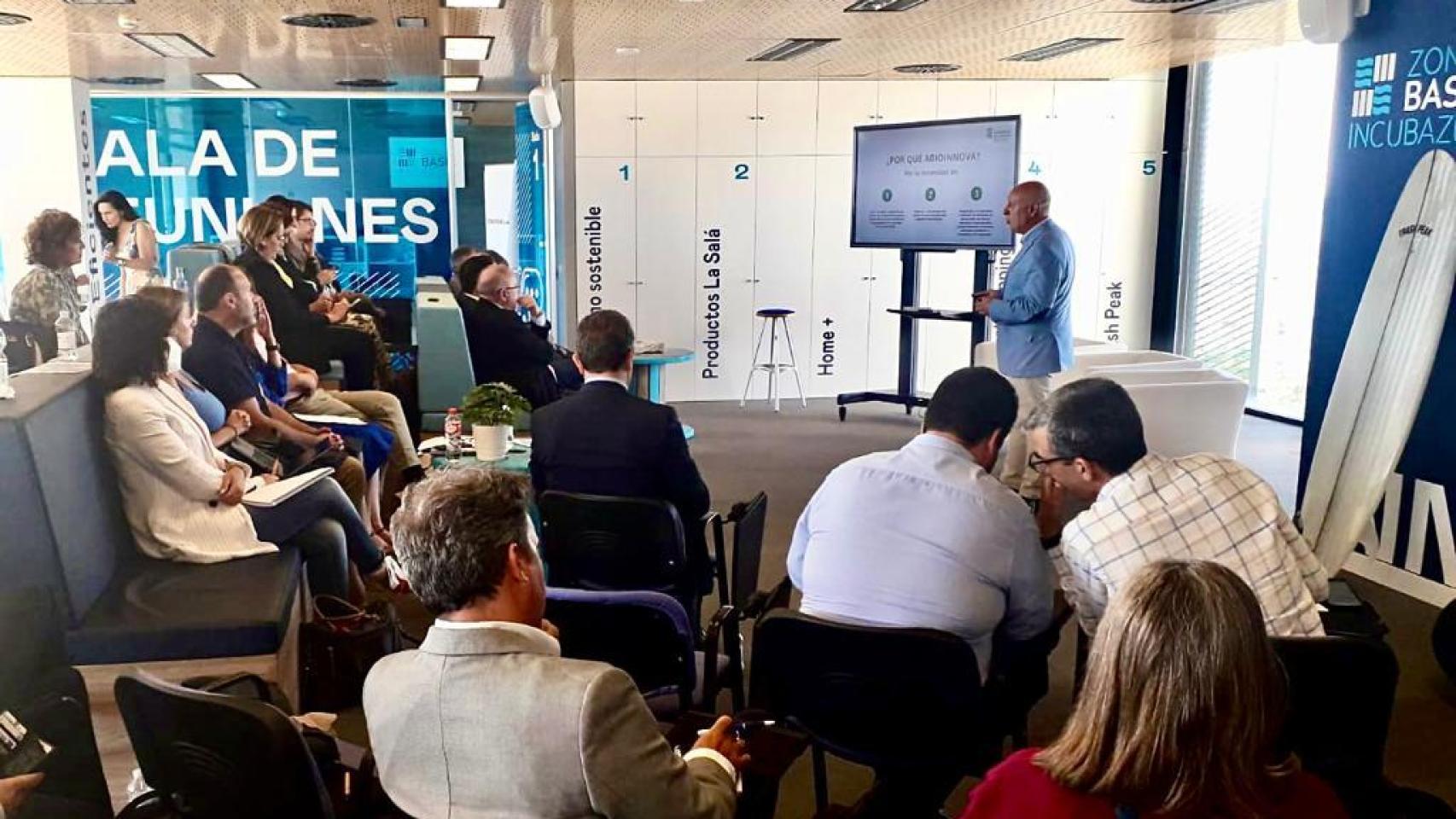 El concejal de Promoción Económica, Juan José Sánchez, presenta el proyecto en Cádiz