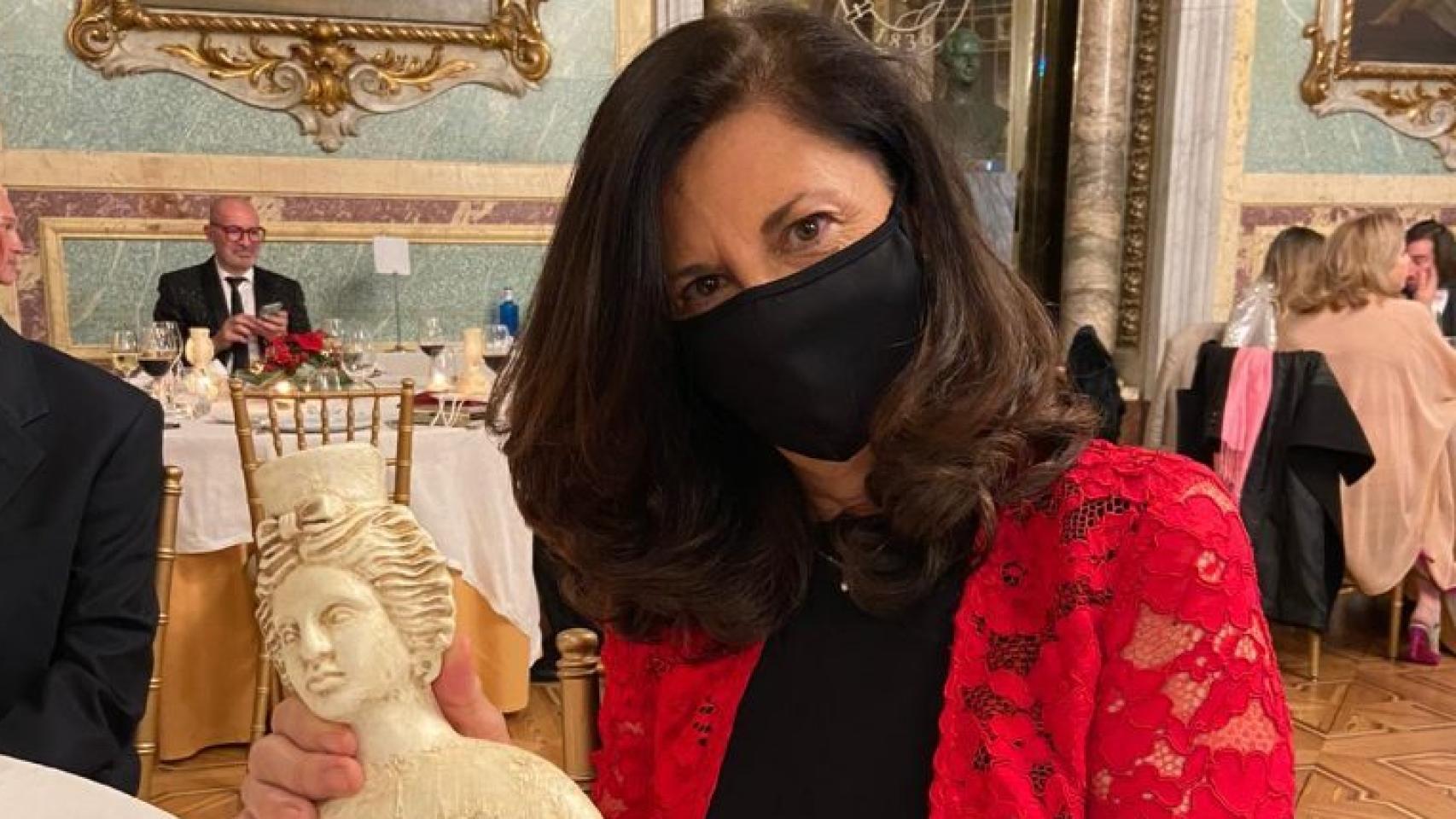 La presidenta de la Fundación Filia, Lucía del Prado, recoge un galardón entregado a su entidad.