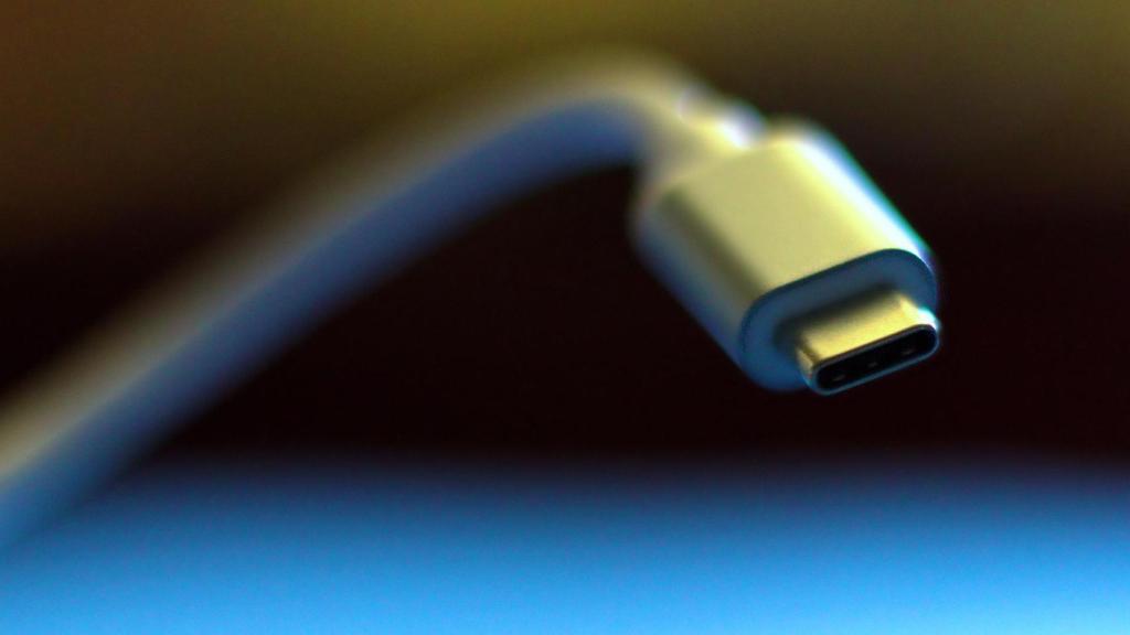 Un cable USB-C.