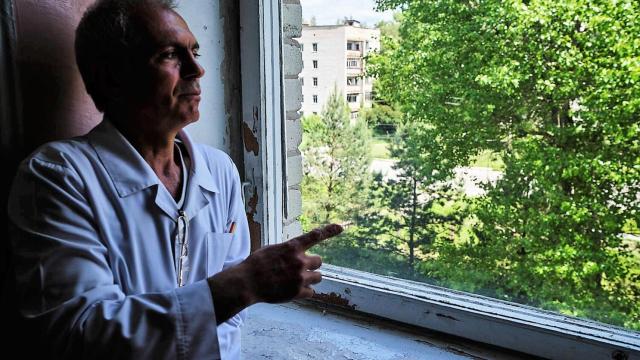 El ginecólogo Volodymyr Grygorovich, director del hospital de Chernóbil, en la ventana desde donde grababa los movimientos militares rusos.