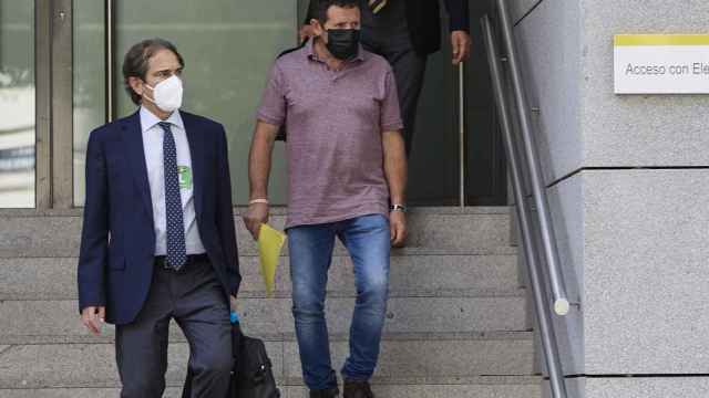 El patrón del Villa de Pitanxo, Juan Padín (d-morado), a su salida tras declarar en la Audiencia Nacional.