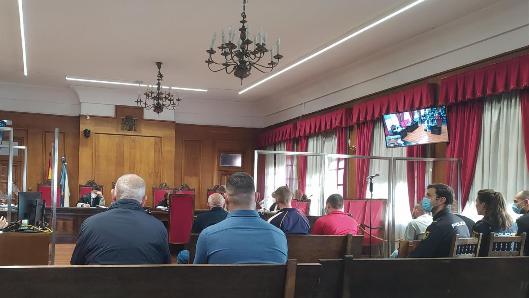 Juicio contra integrantes de una banda organizada que se dedicaba a fabricar cigarrillos de tabaco ilegalmente en dos naves de Ourense.