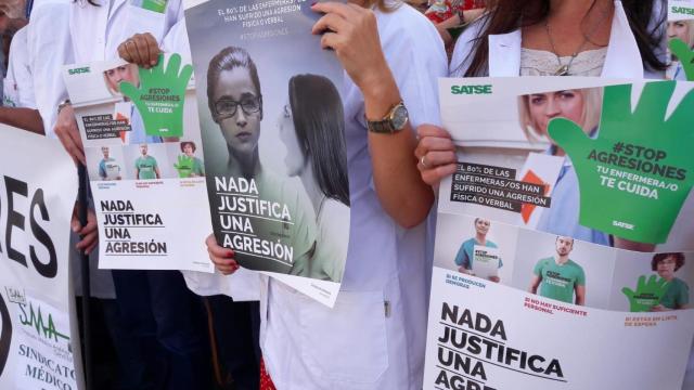 Concentración de sanitarios para pedir medidas para frenar las agresiones a los profesionales.