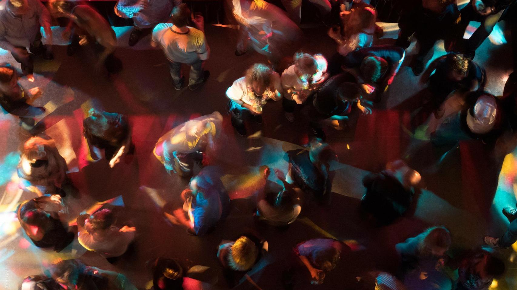 Gente bailando en una discoteca.