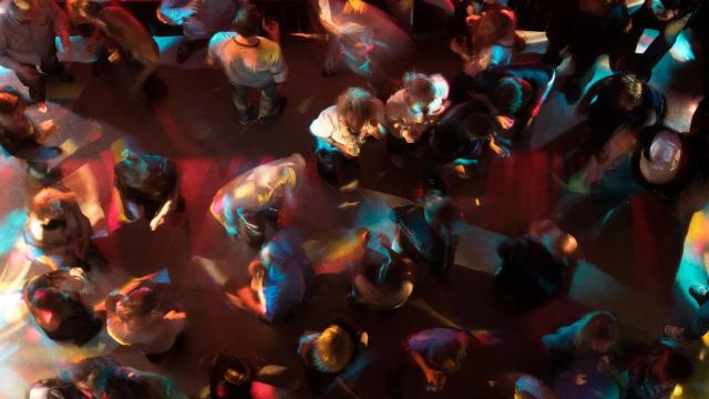Gente bailando en una discoteca.