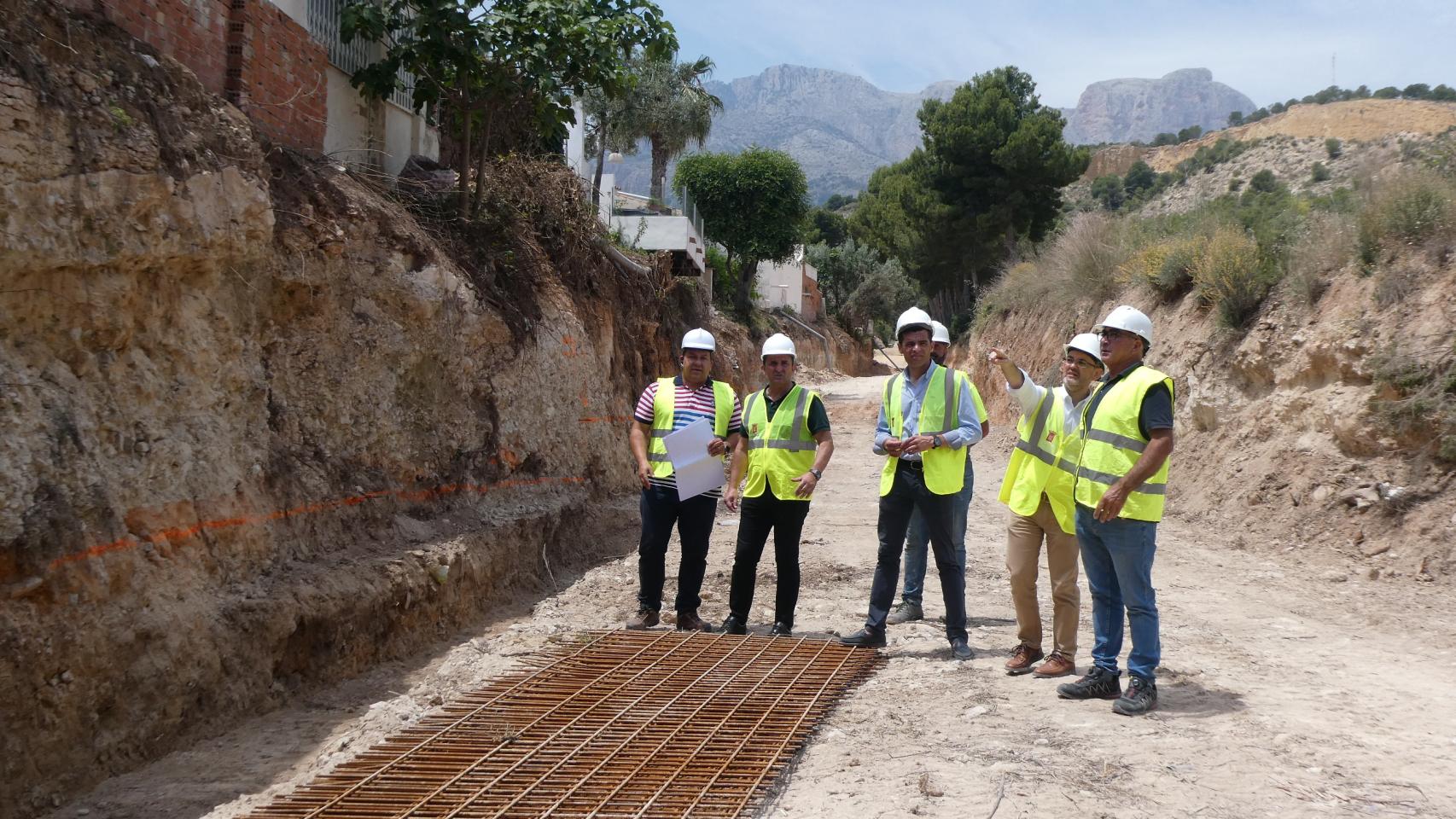 Miguel Ángel Ivorra, concejal de Urbanismo y Bernabé Cano, alcalde de La Nucía visitan la obra junto a técnicos municipales y técnicos de obra.