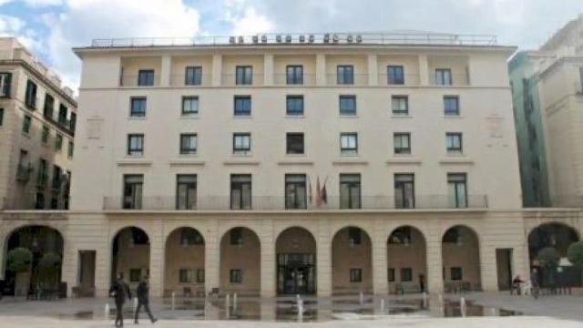 La fachada de la Audiencia Provincial de Alicante.