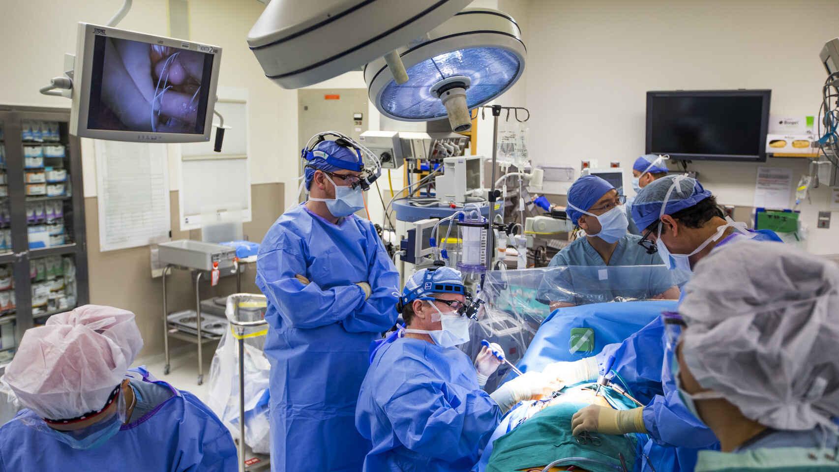 Médicos en un quirófano, en imagen de archivo.