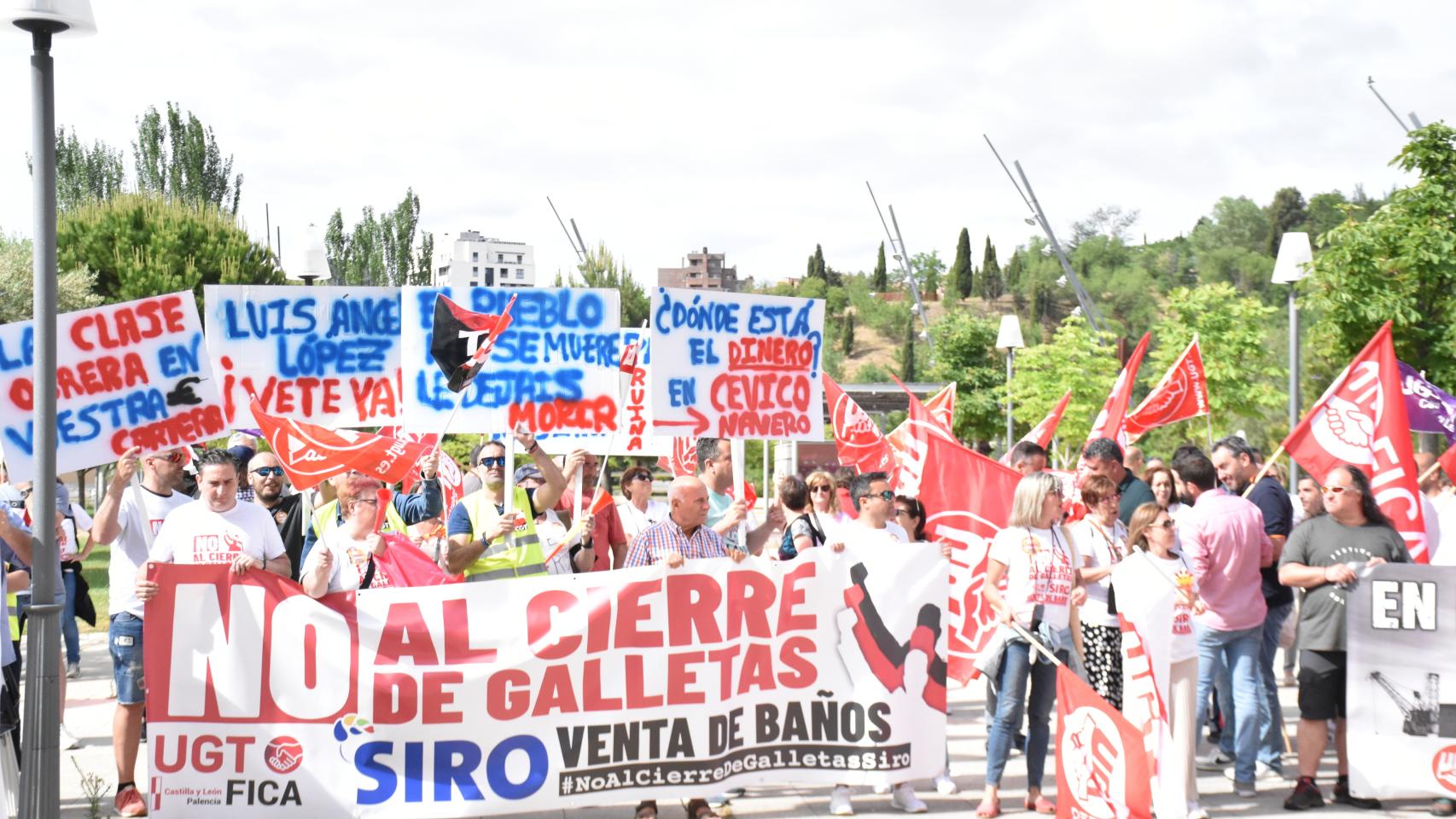 Manifestación de trabajadores de Siro a las puertas de las Cortes