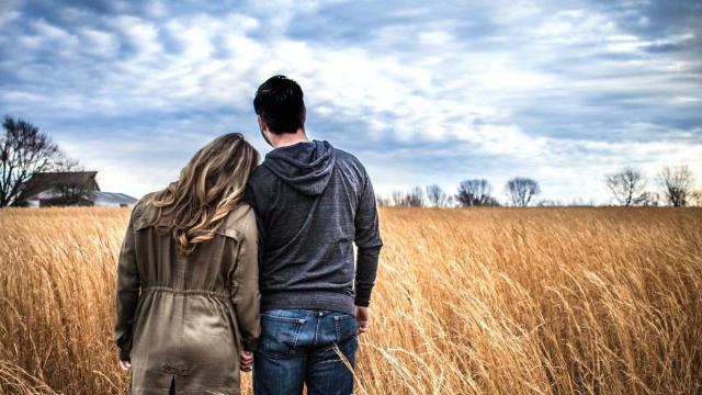 Una pareja joven en el campo