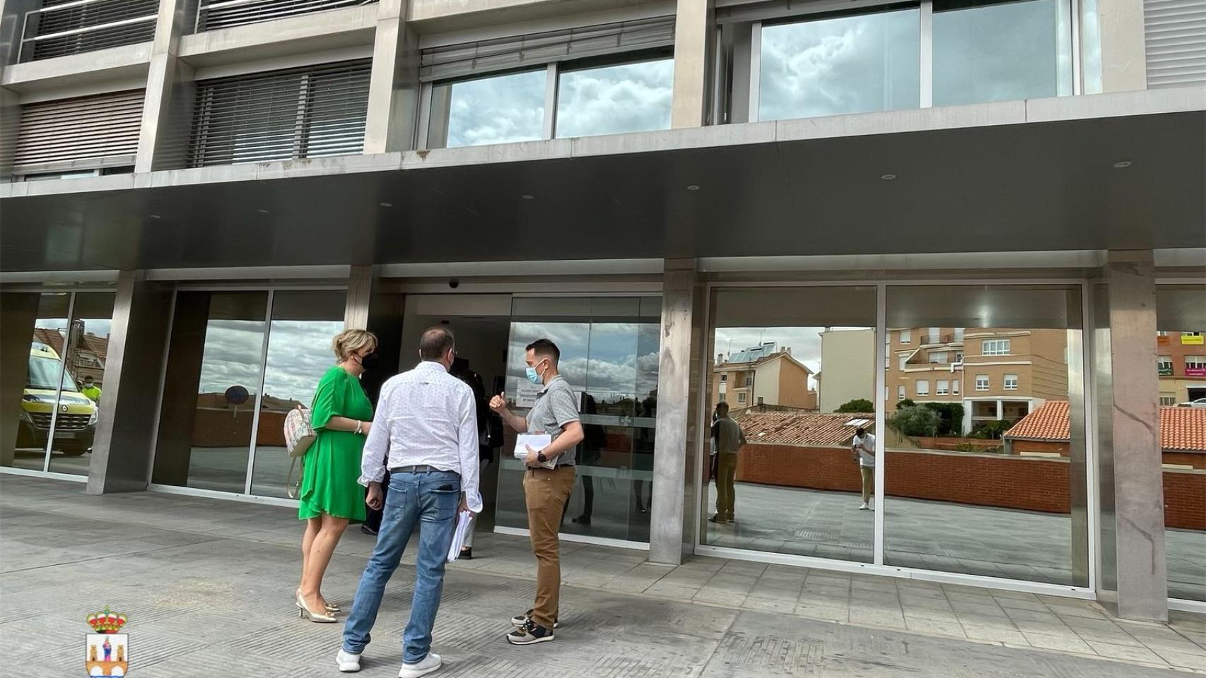 El alcalde de Benavente, Luciano Huerga, la concejala de Fiestas, Patricia Martín y el encargado general, Carlos Voces