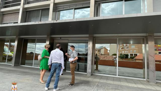 El alcalde de Benavente, Luciano Huerga, la concejala de Fiestas, Patricia Martín y el encargado general, Carlos Voces