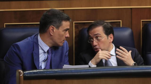 El presidente del Gobierno, Pedro Sánchez, conversa con el ministro de Asuntos Exteriores, José Manuel Albares.