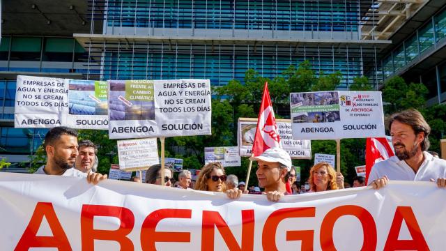 Trabajadores de Abengoa en la sede de Palmas Altas.