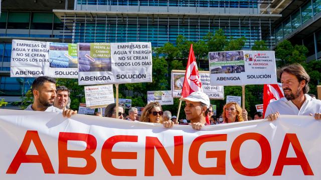 Trabajadores de Abengoa en la sede de Palmas Altas.