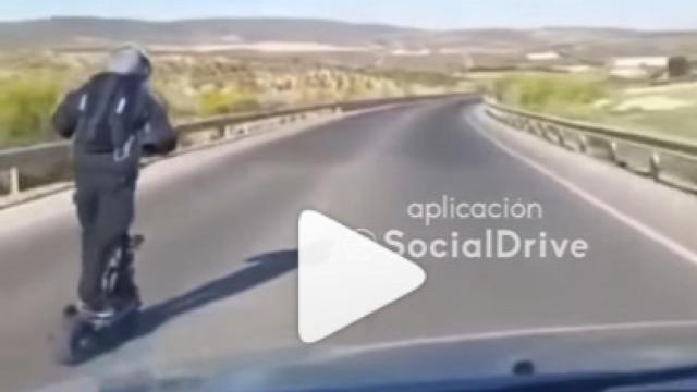 Una captura del vídeo del patinete.