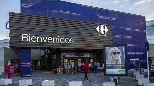 Fachada del centro comercial Carrefour.