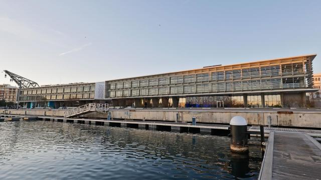 Edificio de Lanzadera en la Marina de Empresas de Valencia.
