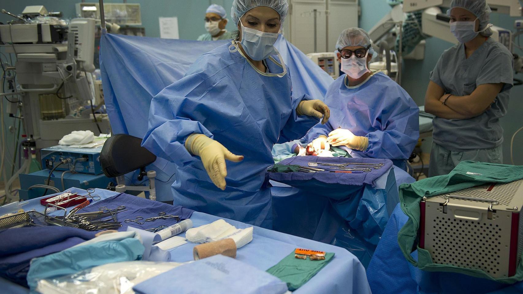 Médicos y enfermeras en una operación quirúrgica.