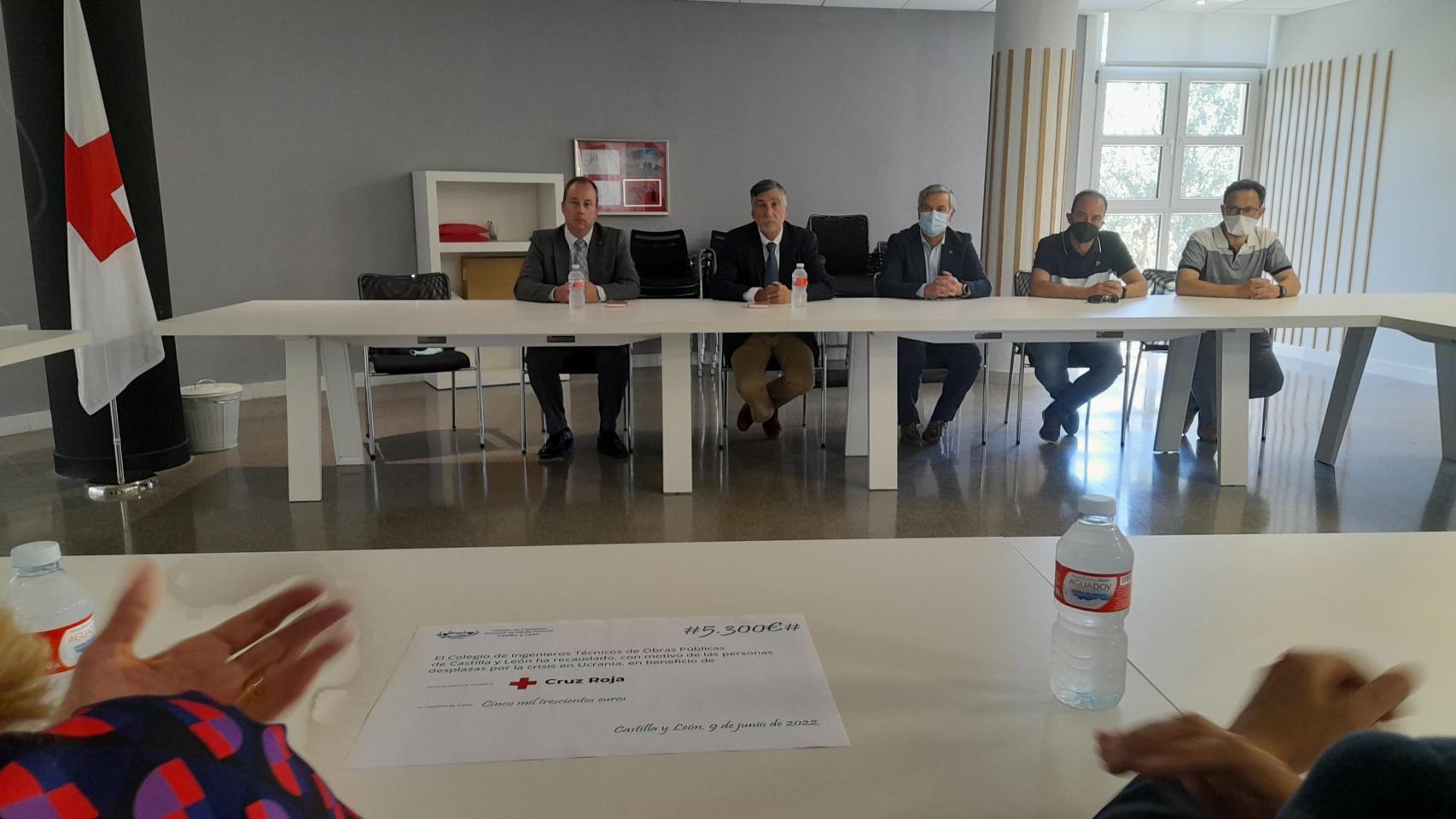 El Colegio de Ingenieros Técnicos de Obras Públicas de Castilla y León dona más de 5.000 euros a Cruz Roja para ayudar a refugiados ucranianos