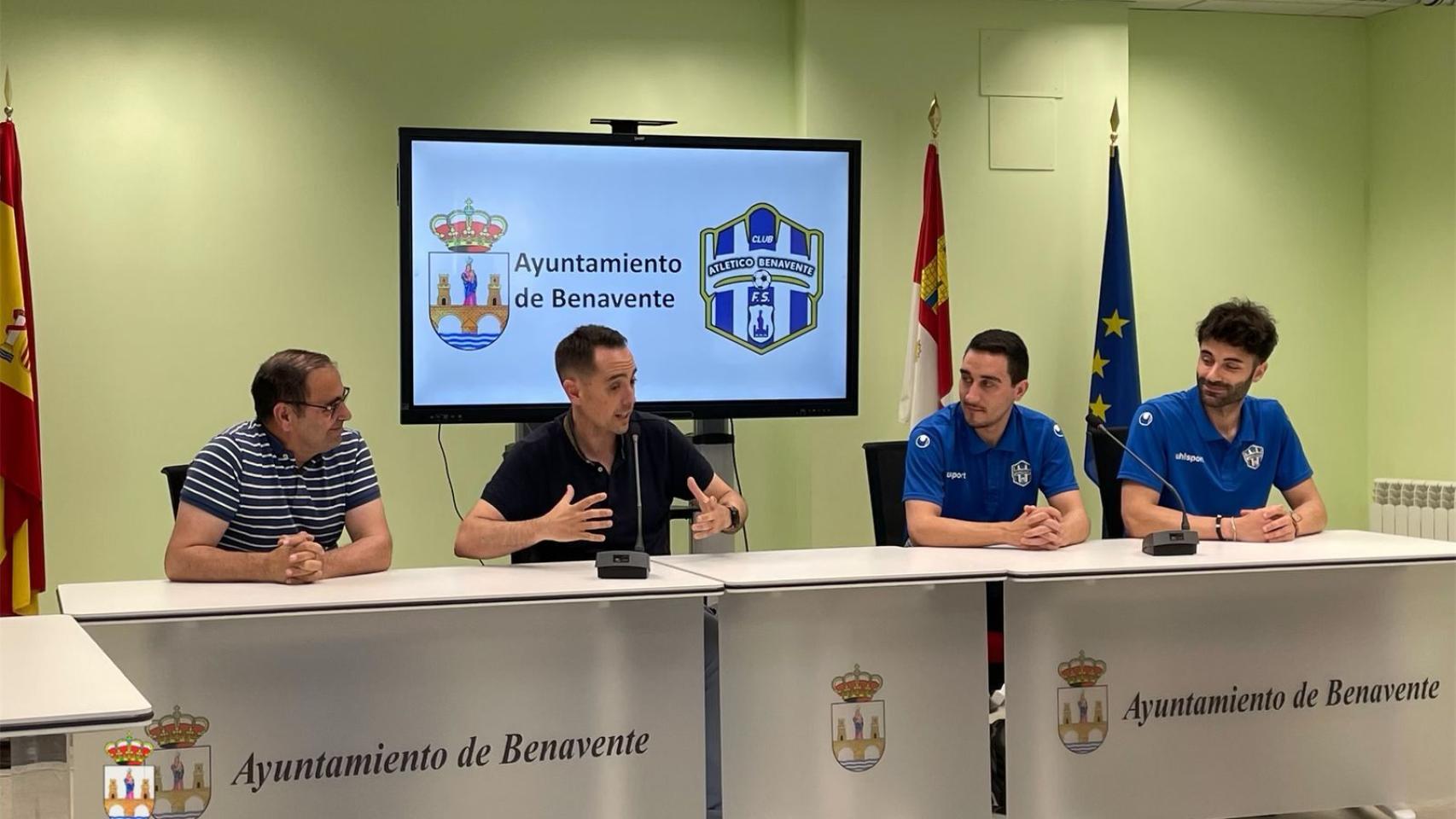 El alcalde de Benavente, Luciano Huerga y el concejal de Deportes, Fernando Marcos, acompañados de Pablo Ibarra y Fran López