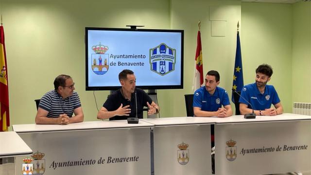 El alcalde de Benavente, Luciano Huerga y el concejal de Deportes, Fernando Marcos, acompañados de Pablo Ibarra y Fran López