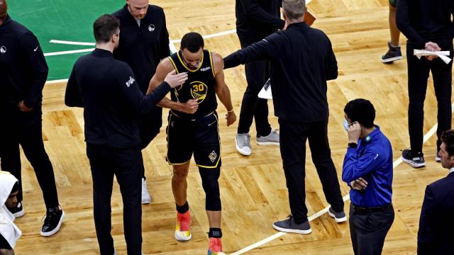 Stephen Curry sale de la pista tras lesionarse.
