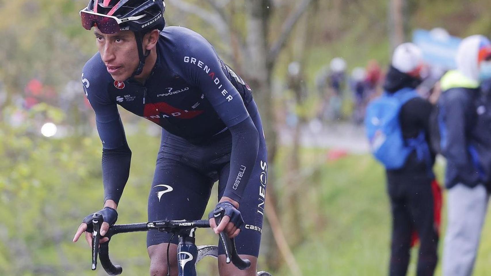 Egan Bernal durante una carrera antes de su lesión