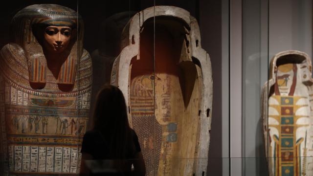 Montaje del sarcófago de Shepenun. EFE / Javier Lizón