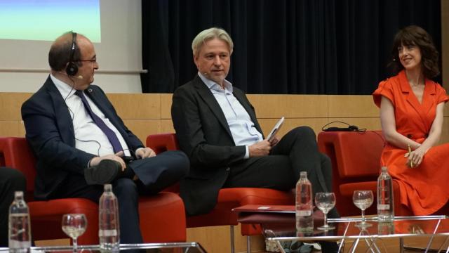 El ministro de Cultura, Miquel Iceta; el director de la Feria de Fráncfort, Jurgen Boos, y la escritora Irene Vallejo. Foto: Ministerio de Cultura y Deporte